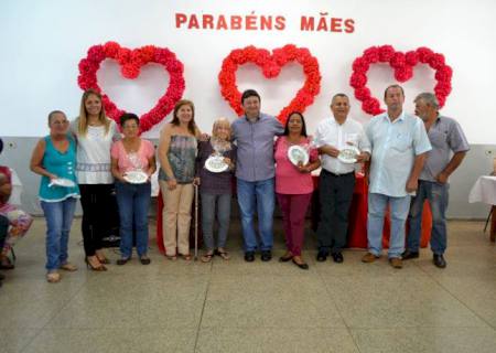 Dione faz entrega de emendas e prestigia festa das mães do Conviver em Anaurilândia