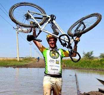 Ciclista percorre 12 mil km na África do Sul