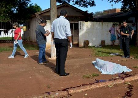 Em briga no meio da rua, homem morre após golpe de facão no pescoço