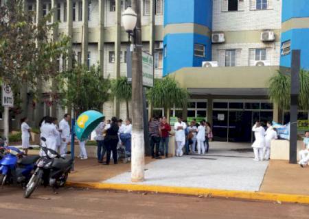 Enfermeiros do Hospital Evangélico em Dourados fazem assembleia em frente à unidade