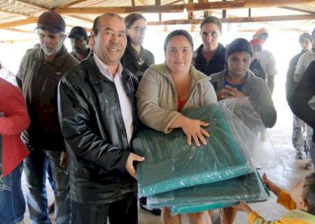 Vereadores participam do ''Aquecendo o Inverno de Quem Precisa'' na Teijin