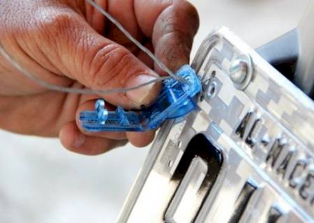 PC descobre fábrica clandestina de placas de carros