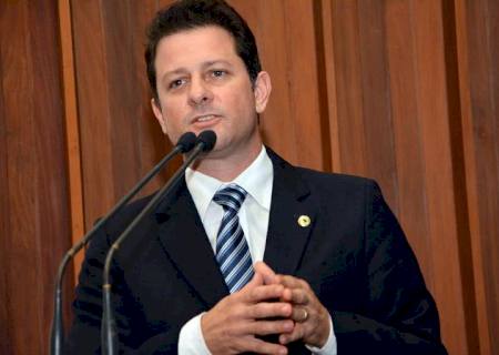 Renato faz solicitação para escola de Angélica