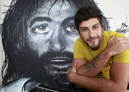 Jesus Luz abre guarda-roupa grifado e diz que só usa cuecas e meias pretas