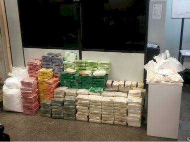 Deic apreende 458 tijolos de cocaína e carros com compartimentos secretos