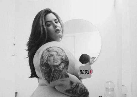 Top plus size Tess Holliday tira a roupa para foto