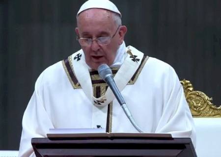 Papa pede que paróquias acolham famílias
