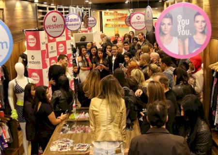 Kelly Khey atrai multidão em loja e fala de novos projetos