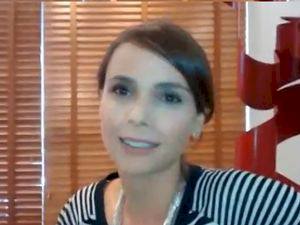 Débora Falabella é ameaçada em bastidor de peça