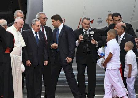 Papa chega a Cuba para visita histórica
