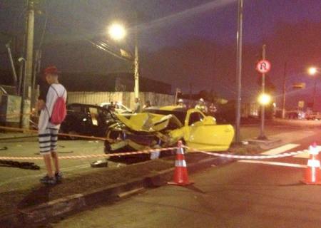 Camaro amarelo fica destruído após batida