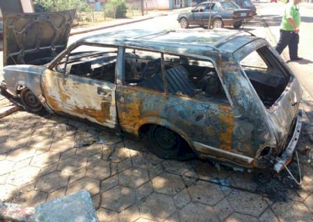 Carro é incendiado em Anaurilândia; um foi preso