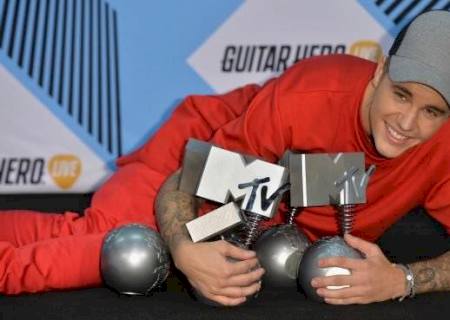 Anitta leva prêmio em EMA ganho por Bieber