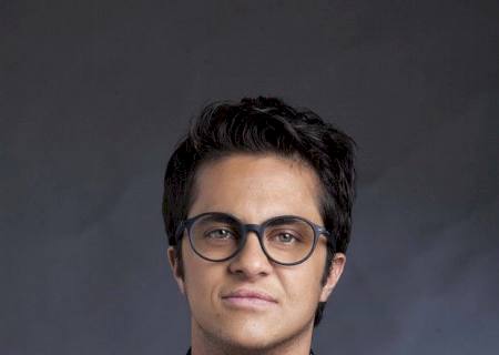 Thammy Miranda exibe peitoral em revista