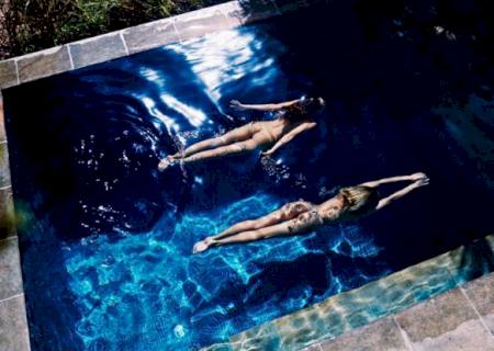 Candice Swanepoel e Behati Prinsloo posam nuas
