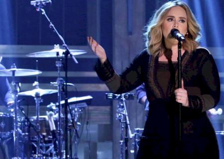 Adele volta a desmentir que teria rejeitado proposta de parceria com Beyoncé