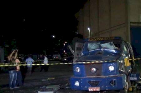Criminosos atacam carro-forte em São Paulo