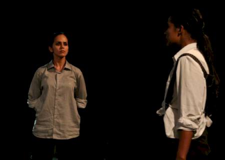Após cirurgia no rosto, Dai Macedo interpreta cinco personagens no teatro