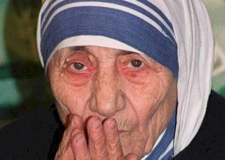 Papa aprova canonização de madre Teresa de Calcutá