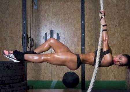 Mayra Cardi exibe corpão durante treino de cross fit: ''Cuide mais de você''