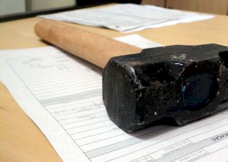 Homem toma álcool de cozinha, ouve vozes e tenta matar mãe e irmão