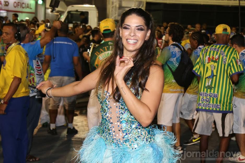 Nuelle Alves desfila com decote profundo e mostra elasticidade na avenida