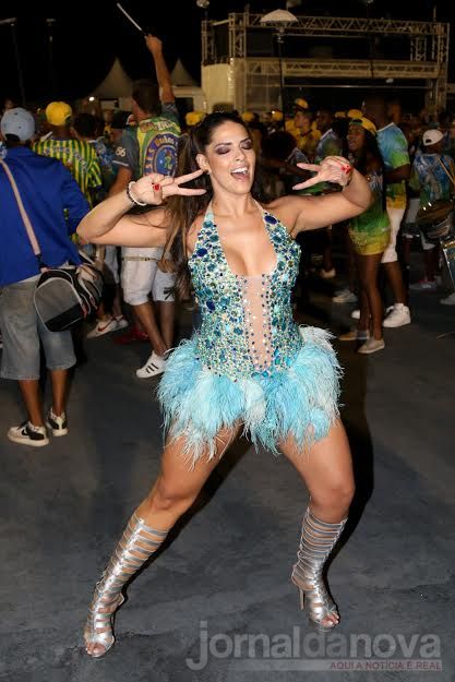 Nuelle Alves desfila com decote profundo e mostra elasticidade na avenida