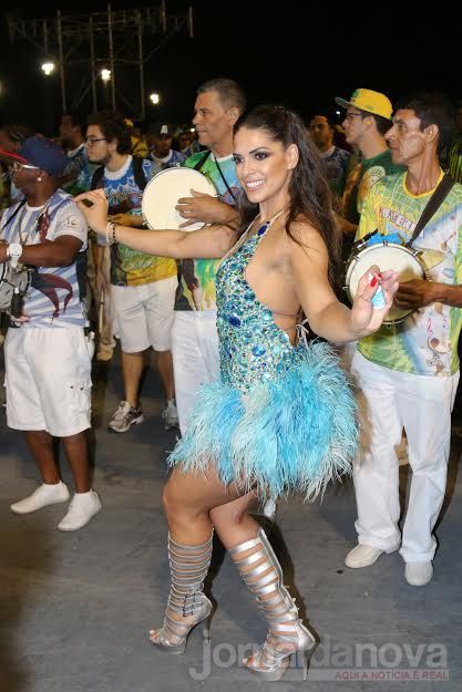 Nuelle Alves desfila com decote profundo e mostra elasticidade na avenida