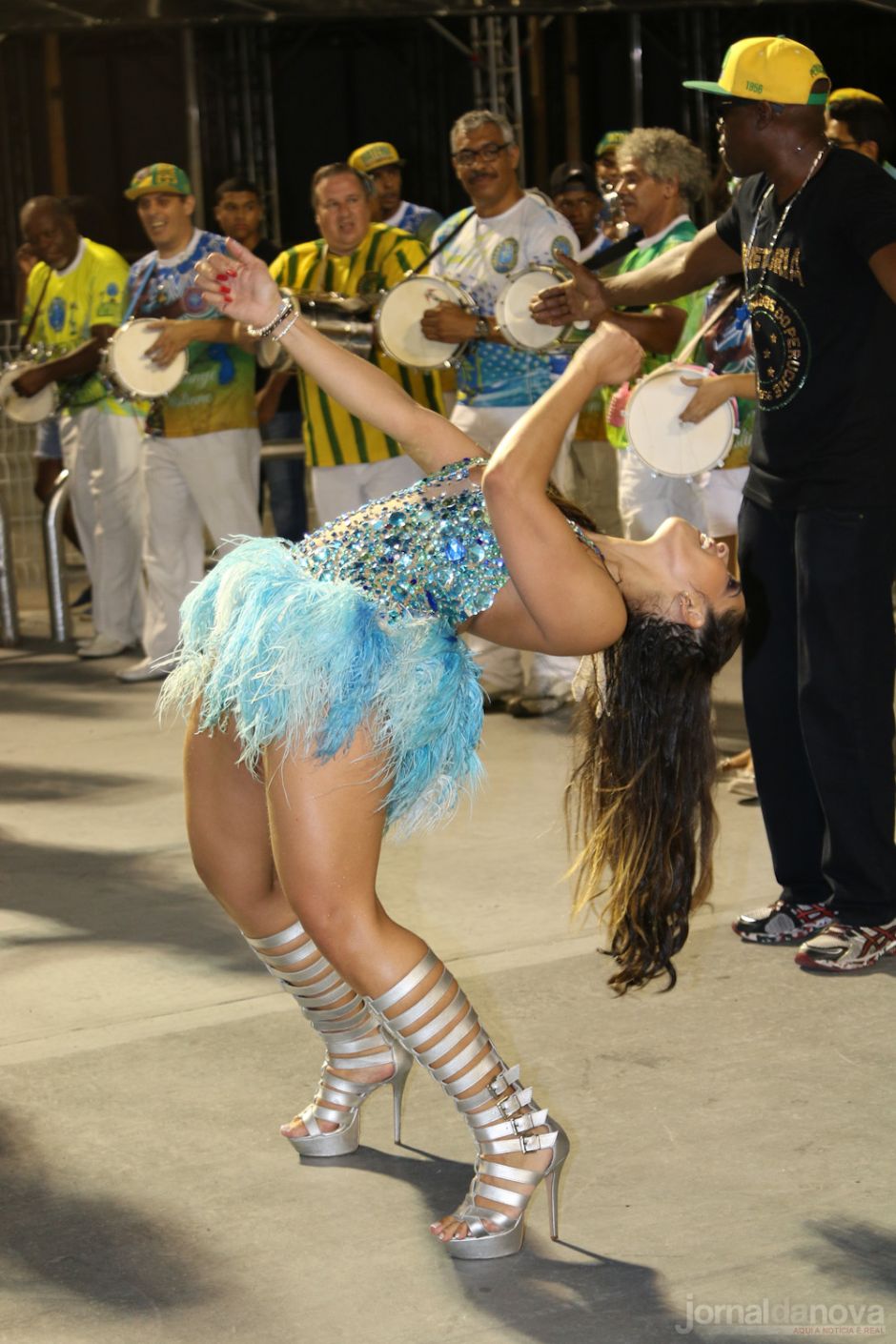 Nuelle Alves desfila com decote profundo e mostra elasticidade na avenida