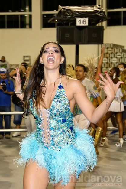 Nuelle Alves desfila com decote profundo e mostra elasticidade na avenida