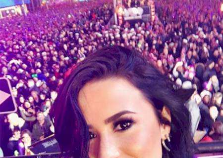 Demi Lovato fatura duplo disco de platina no Brasil e faz agradecimento aos fãs