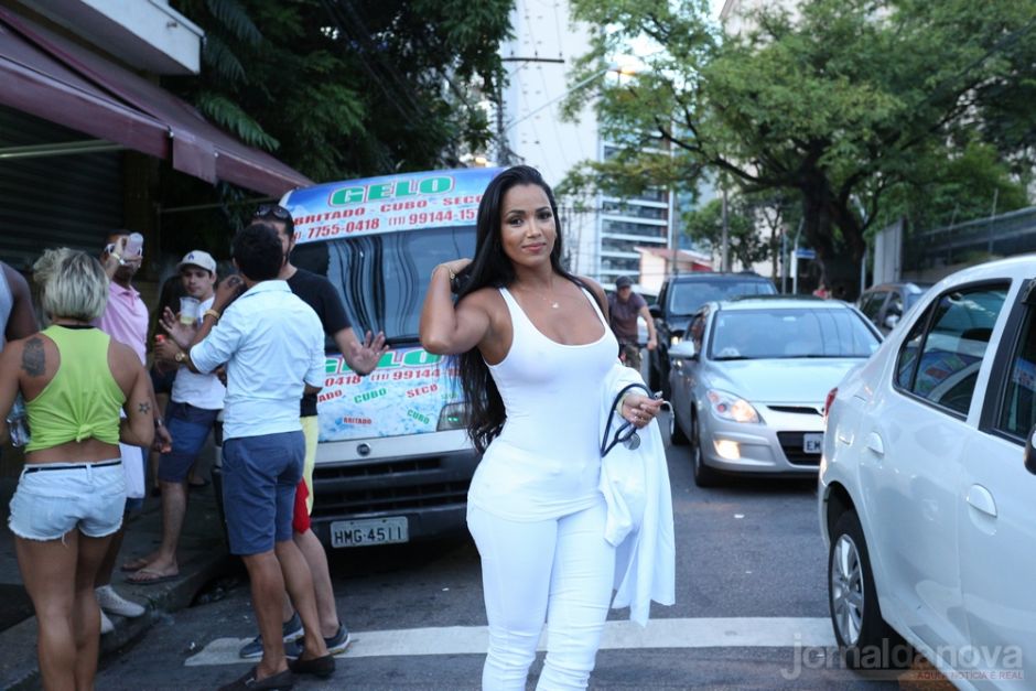 Enfermeira gata parou o carnaval fora de época em São Paulo