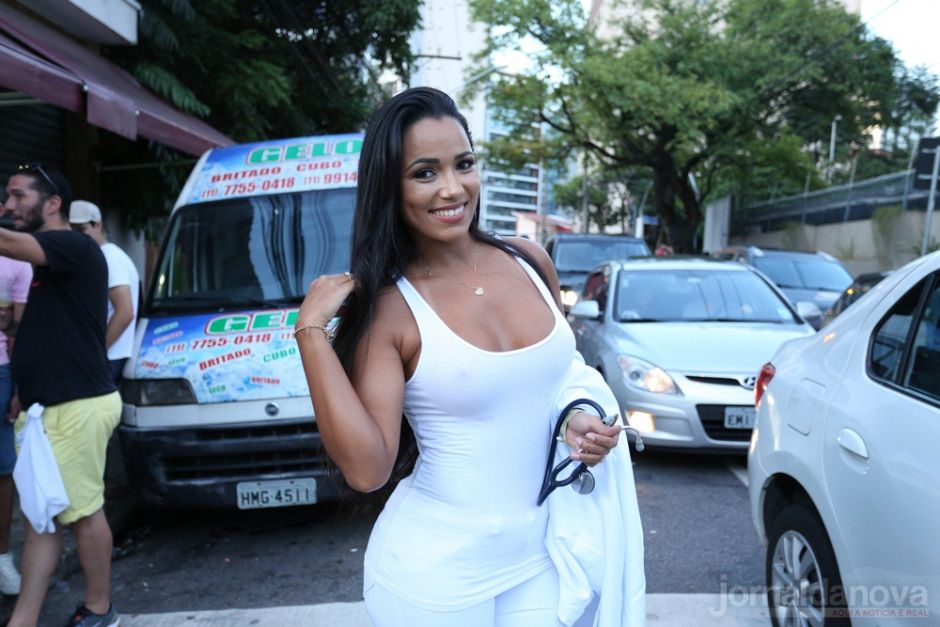 Enfermeira gata parou o carnaval fora de época em São Paulo