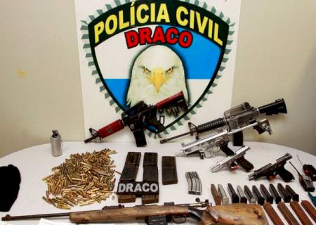 Fuzis e munição são apreendidos em casa usada por milícia no Rio