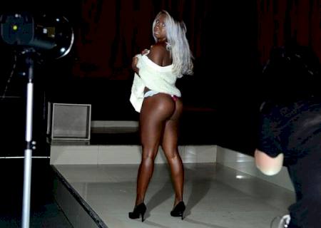 Adélia pensa em reduzir popozão de 800ml de silicone: ''Ficou gigante!''