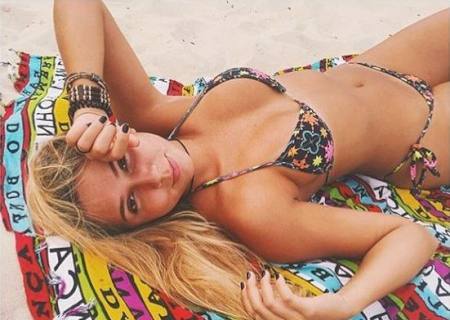 Carolina Portaluppi faz charme de biquíni na praia