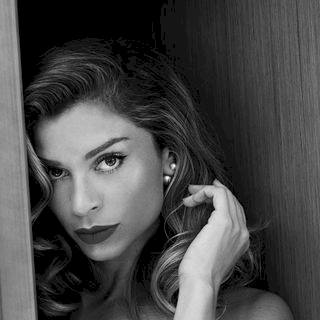 Grazi Massafera posa cheia de atitude e relembra gravidez: ''Foi um sonho''