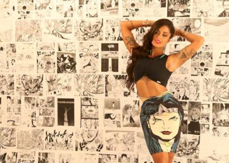 Aline Riscado encarna super heroína em ensaio