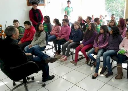 Tuta recebe alunos da escola Angelina Jaime Tebet