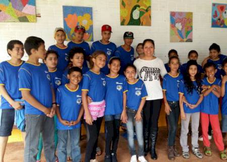 Secretaria de Assistência Social de Anaurilândia entrega uniformes para alunos de projeto