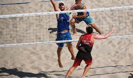 Dupla brasileira Alison e Bruno vence Canadá no vôlei de praia masculino