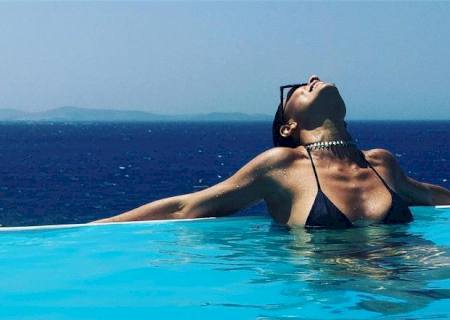 Juliana Paes posa em piscina durante viagem a Mikonos: ''Começamos''
