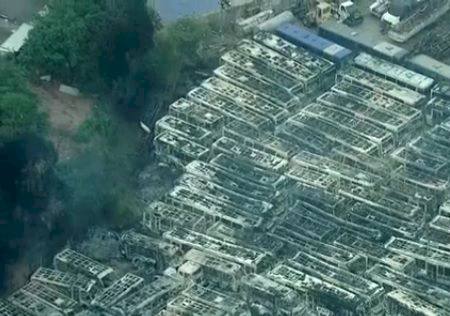 Incêndio deixa 80 ônibus queimados em garagem de Mauá
