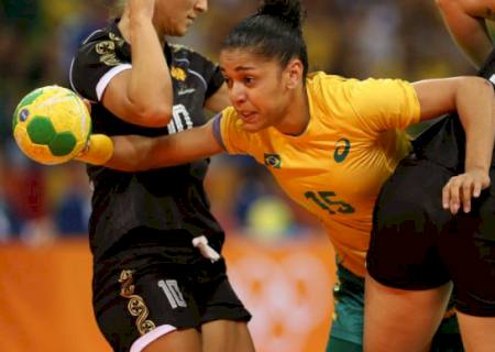 Handebol do Brasil derrota Montenegro e fica em 1º lugar do grupo