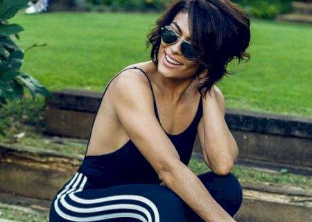 Juliana Paes aparece linda de legging em look esportivo: ''Treino pós férias''