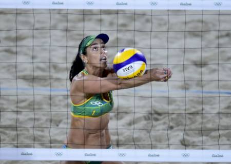 Brasileiras perdem para alemãs e levam a prata no vôlei de praia