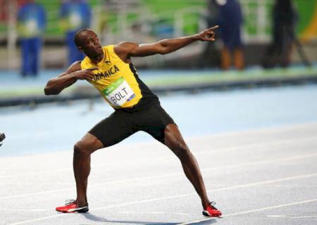 Bolt sobra nos 200m e festeja ao som de reggae