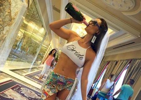 Laura Keller usa look sexy em despedida de solteira