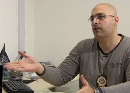 Polícia faz operação no Alemão, prende 10 e delegado é baleado