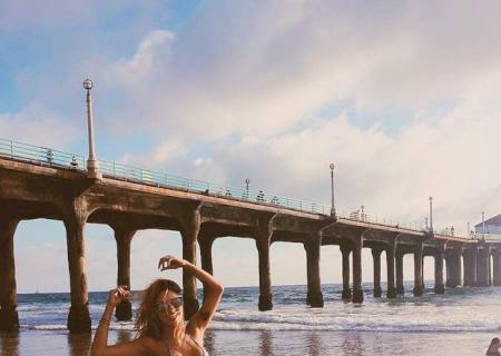 Carolina Oliveira posa de biquíni nos EUA